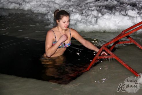 Молодечненцы на Крещение окунались в прорубь вместе с детьми (фото)