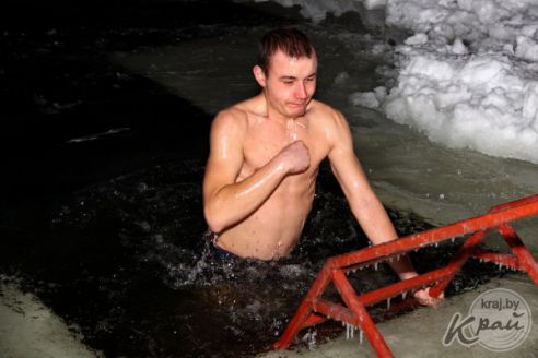 Молодечненцы на Крещение окунались в прорубь вместе с детьми (фото)