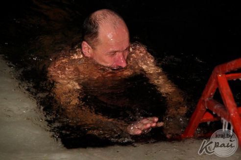 Молодечненцы на Крещение окунались в прорубь вместе с детьми (фото)