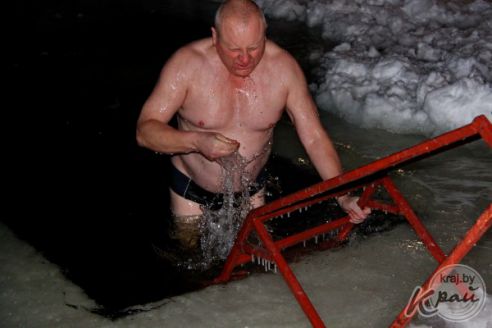 Молодечненцы на Крещение окунались в прорубь вместе с детьми (фото)