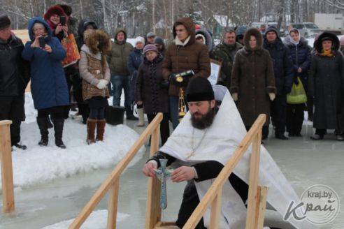 «Традиции следую каждый год, грехи накапливаются». Как вилейчане окунались в прорубь на Крещение
