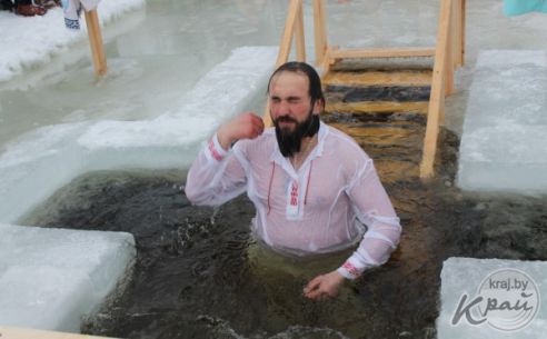 «Традиции следую каждый год, грехи накапливаются». Как вилейчане окунались в прорубь на Крещение