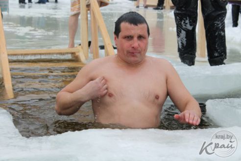 «Традиции следую каждый год, грехи накапливаются». Как вилейчане окунались в прорубь на Крещение