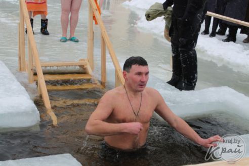 «Традиции следую каждый год, грехи накапливаются». Как вилейчане окунались в прорубь на Крещение