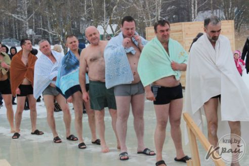 «Традиции следую каждый год, грехи накапливаются». Как вилейчане окунались в прорубь на Крещение