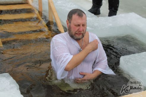 «Традиции следую каждый год, грехи накапливаются». Как вилейчане окунались в прорубь на Крещение