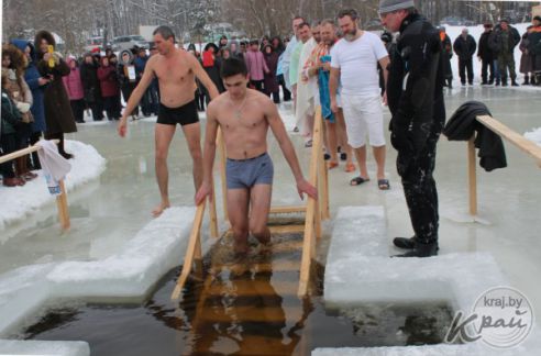 «Традиции следую каждый год, грехи накапливаются». Как вилейчане окунались в прорубь на Крещение