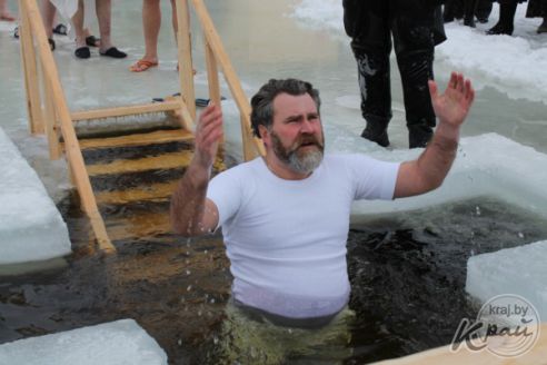 «Традиции следую каждый год, грехи накапливаются». Как вилейчане окунались в прорубь на Крещение
