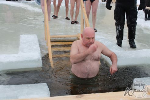 «Традиции следую каждый год, грехи накапливаются». Как вилейчане окунались в прорубь на Крещение