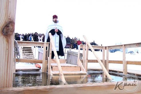 Несмотря на мороз, желающих искупаться в водоеме на Крещение в Глубоком было много (фото, видео)