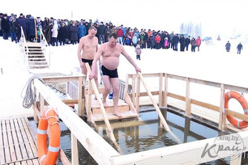 Несмотря на мороз, желающих искупаться в водоеме на Крещение в Глубоком было много (фото, видео)