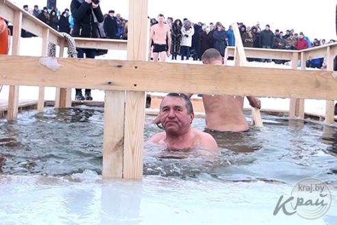 Несмотря на мороз, желающих искупаться в водоеме на Крещение в Глубоком было много (фото, видео)