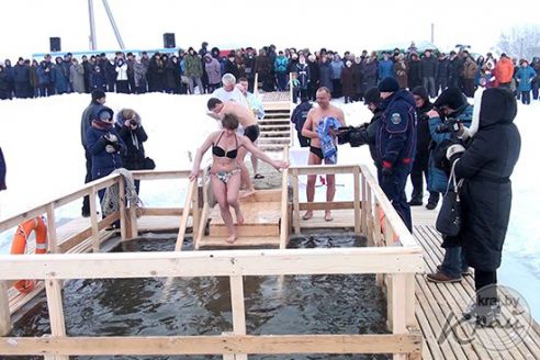 Несмотря на мороз, желающих искупаться в водоеме на Крещение в Глубоком было много (фото, видео)