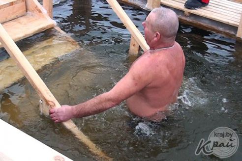Несмотря на мороз, желающих искупаться в водоеме на Крещение в Глубоком было много (фото, видео)