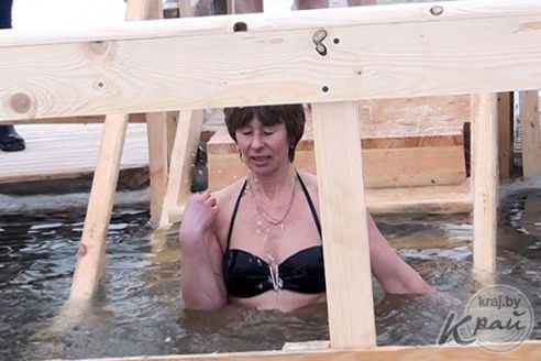 Несмотря на мороз, желающих искупаться в водоеме на Крещение в Глубоком было много (фото, видео)
