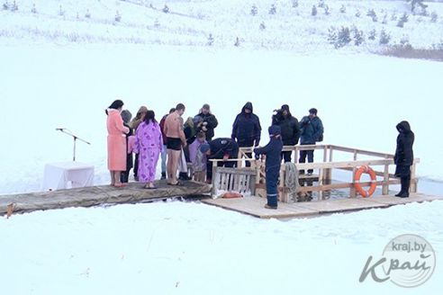 Несмотря на мороз, желающих искупаться в водоеме на Крещение в Глубоком было много (фото, видео)