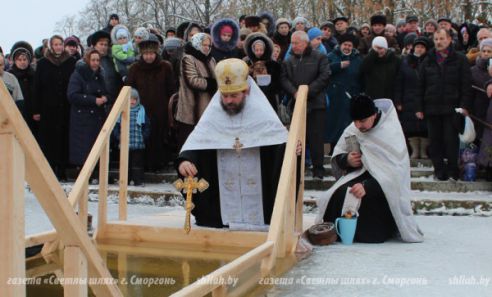 После крещенского купания сморгонцам предлагали горячий чай и гречневую кашу (фото)