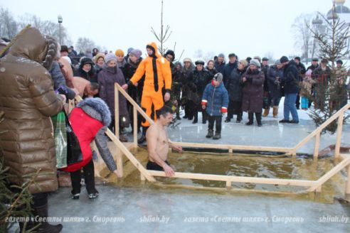 После крещенского купания сморгонцам предлагали горячий чай и гречневую кашу (фото)