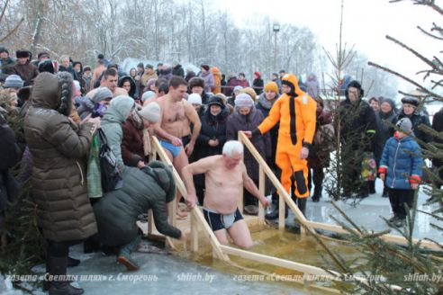 После крещенского купания сморгонцам предлагали горячий чай и гречневую кашу (фото)