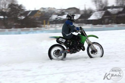 Воспитанники вилейской школы-интерната посмотрели мотошоу на снегу и сыграли в хоккей с командой из Раубичей (фото)