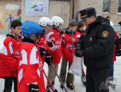 Воспитанники вилейской школы-интерната посмотрели мотошоу на снегу и сыграли в хоккей с командой из Раубичей (фото)