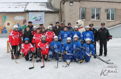 Воспитанники вилейской школы-интерната посмотрели мотошоу на снегу и сыграли в хоккей с командой из Раубичей (фото)