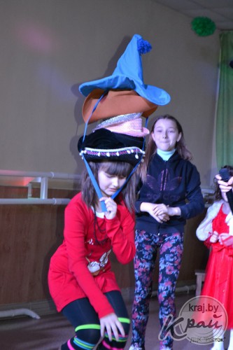 Мастер-класс по украшению шляп и флешмоб. В Молодечно провели «Шляпную вечеринку» (фото)