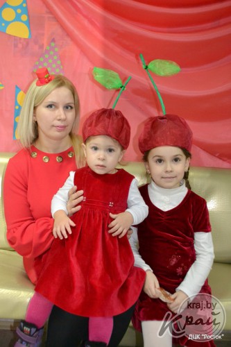 Мастер-класс по украшению шляп и флешмоб. В Молодечно провели «Шляпную вечеринку» (фото)