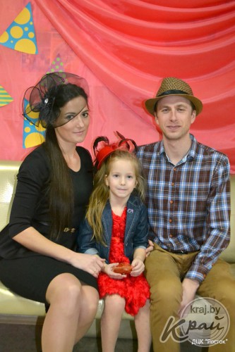 Мастер-класс по украшению шляп и флешмоб. В Молодечно провели «Шляпную вечеринку» (фото)