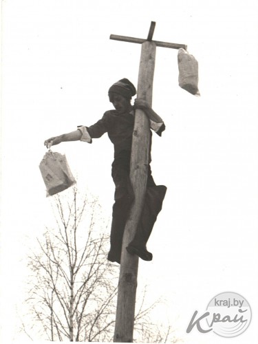 Катания с горки и на осле, лазание на столб за сапогами и петухом. Масленица в Вилейке на старых снимках (фото)