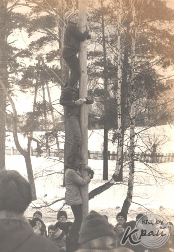 Катания с горки и на осле, лазание на столб за сапогами и петухом. Масленица в Вилейке на старых снимках (фото)