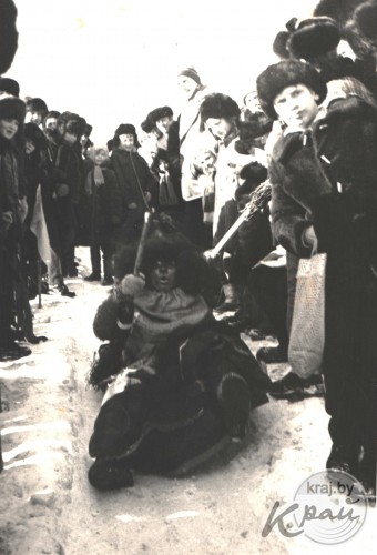 Катания с горки и на осле, лазание на столб за сапогами и петухом. Масленица в Вилейке на старых снимках (фото)