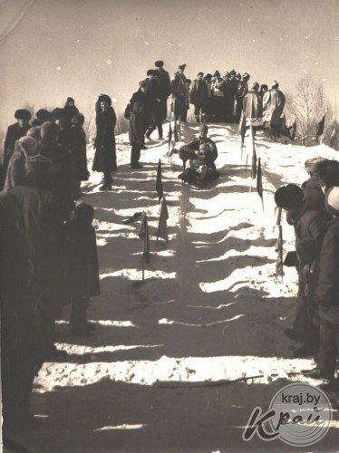 Катания с горки и на осле, лазание на столб за сапогами и петухом. Масленица в Вилейке на старых снимках (фото)