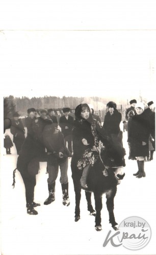 Катания с горки и на осле, лазание на столб за сапогами и петухом. Масленица в Вилейке на старых снимках (фото)