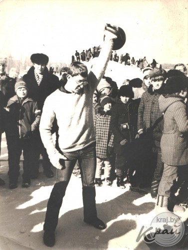 Катания с горки и на осле, лазание на столб за сапогами и петухом. Масленица в Вилейке на старых снимках (фото)