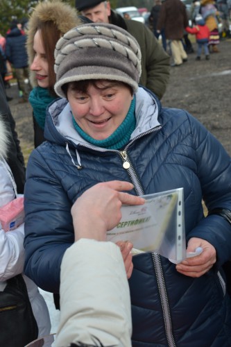 В «Кветках яблынях» на Вилейщине со столба на Масленицу сняли петуха, шампанское и кеды (фото)