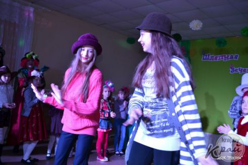 Мастер-класс по украшению шляп и флешмоб. В Молодечно провели «Шляпную вечеринку» (фото)