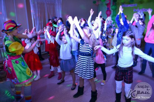 Мастер-класс по украшению шляп и флешмоб. В Молодечно провели «Шляпную вечеринку» (фото)