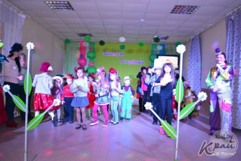 Мастер-класс по украшению шляп и флешмоб. В Молодечно провели «Шляпную вечеринку» (фото)