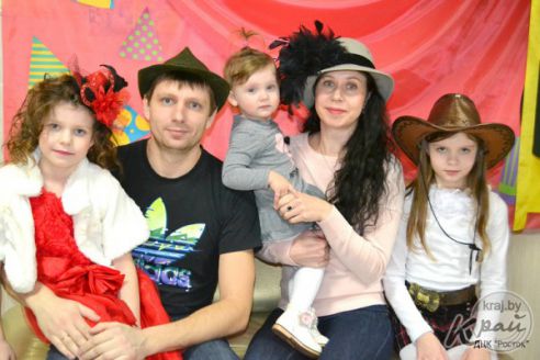 Мастер-класс по украшению шляп и флешмоб. В Молодечно провели «Шляпную вечеринку» (фото)