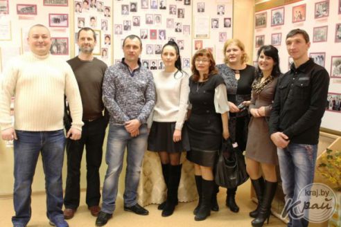 «Как будто снова маленький, в детство вернулся!» Как выпускники 1992 года встречались в старейшей школе Вилейки (фото)