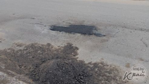 В Вилейке коммунальщики в мороз «латают» асфальт на Советсткой и в районе улицы Независимости (фото)