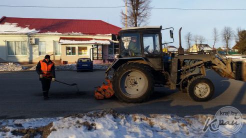В Вилейке коммунальщики в мороз «латают» асфальт на Советсткой и в районе улицы Независимости (фото)