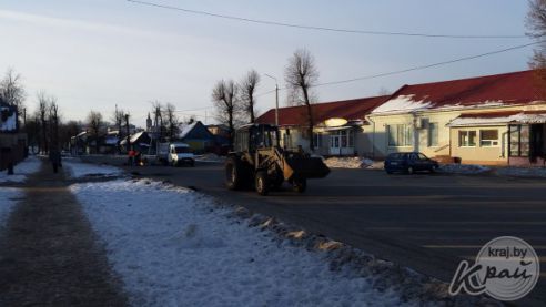 В Вилейке коммунальщики в мороз «латают» асфальт на Советсткой и в районе улицы Независимости (фото)