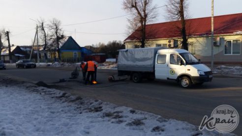 В Вилейке коммунальщики «латают» асфальт на Советской и в районе улицы Независимости (фото)