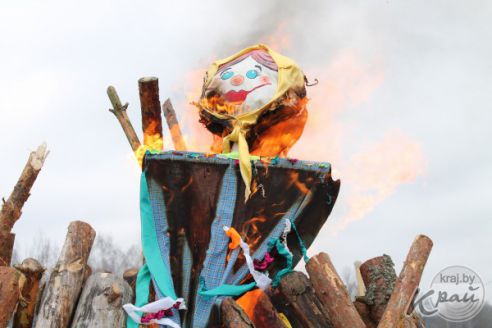 Конкурс на самый вкусный блин, дегустация и катание на санях. Обзор масленичных гуляний в Молодечно и районе (фото)