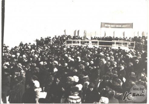 Катания с горки и на осле, лазание на столб за сапогами и петухом. Масленица в Вилейке на старых снимках (фото)