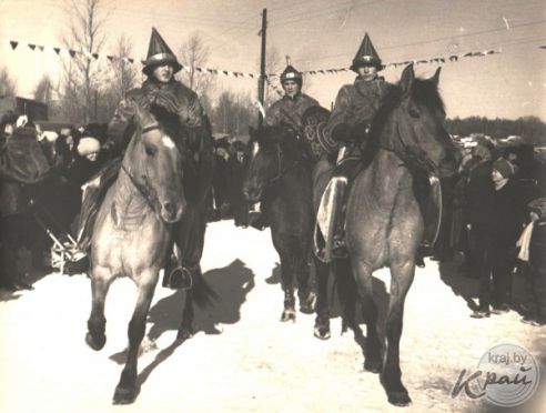 Катания с горки и на осле, лазание на столб за сапогами и петухом. Масленица в Вилейке на старых снимках (фото)