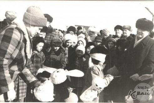 Катания с горки и на осле, лазание на столб за сапогами и петухом. Масленица в Вилейке на старых снимках (фото)