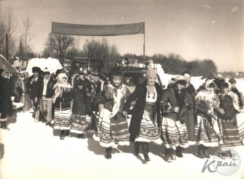 Катания с горки и на осле, лазание на столб за сапогами и петухом. Масленица в Вилейке на старых снимках (фото)